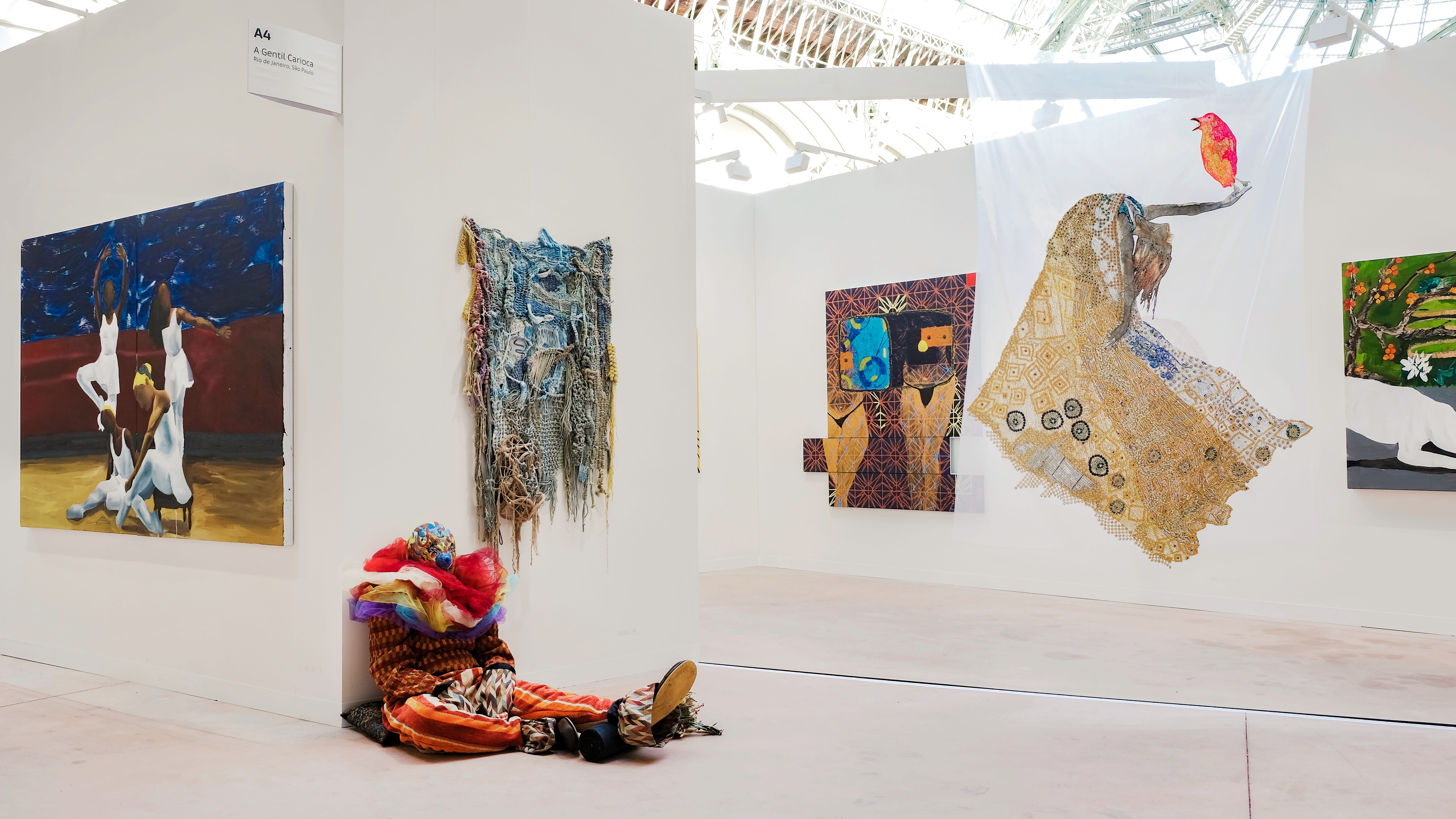Estande da Gentil Carioca na Art Basel Paris 2024