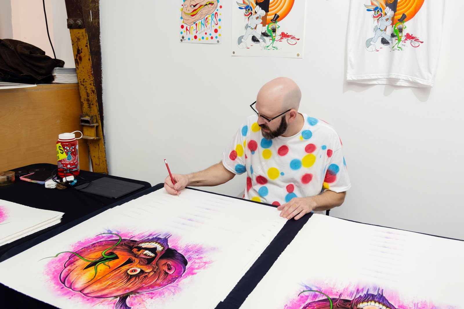 Alex Pardee signing and numbering his Giant Pumpkin limited edition print