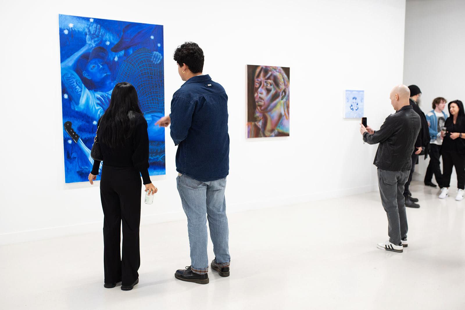 photo of a crowd of people in the art gallery