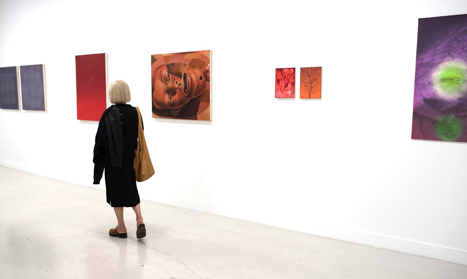 photo of a crowd of people in the art gallery