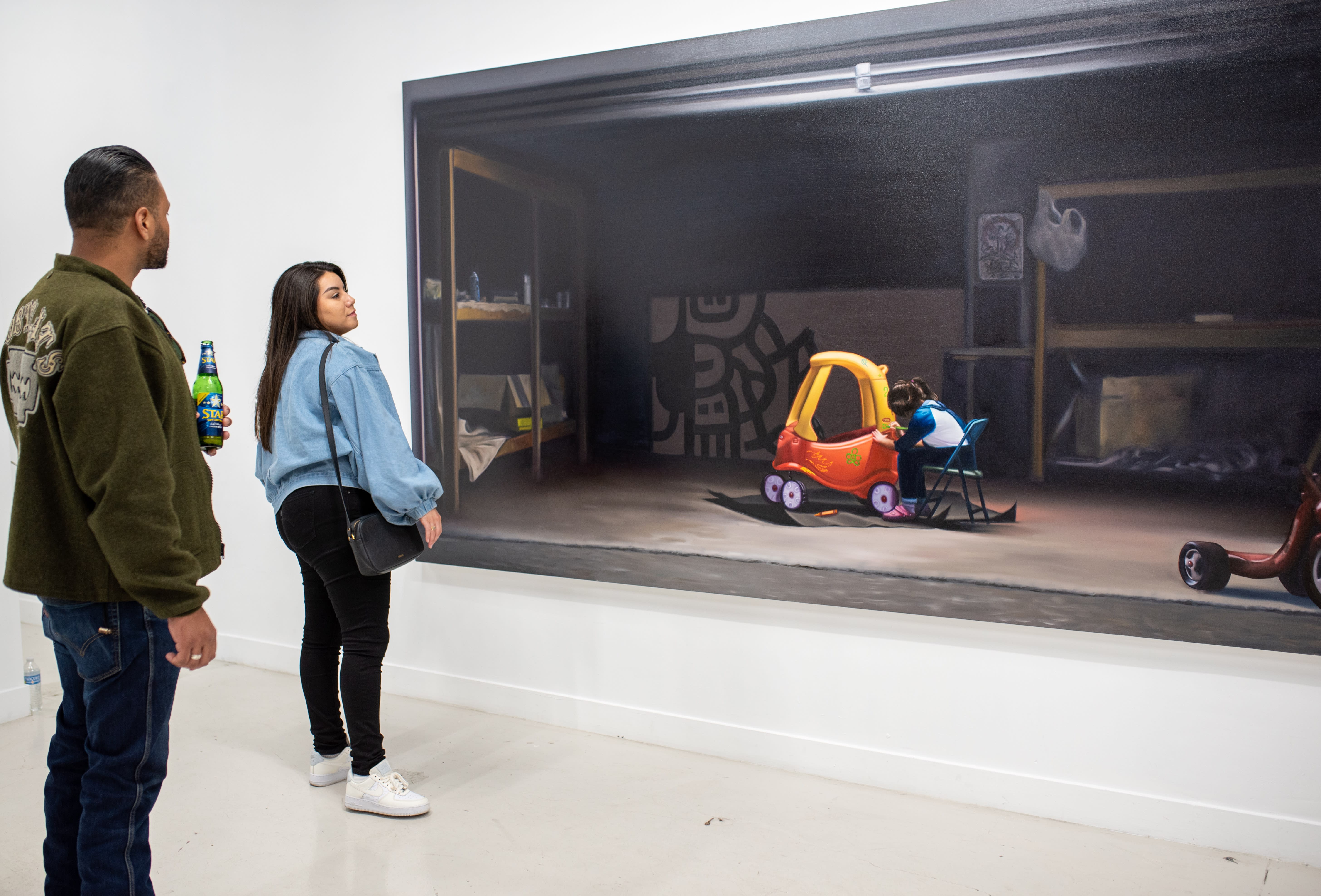 photo of a crowd of people in the art gallery