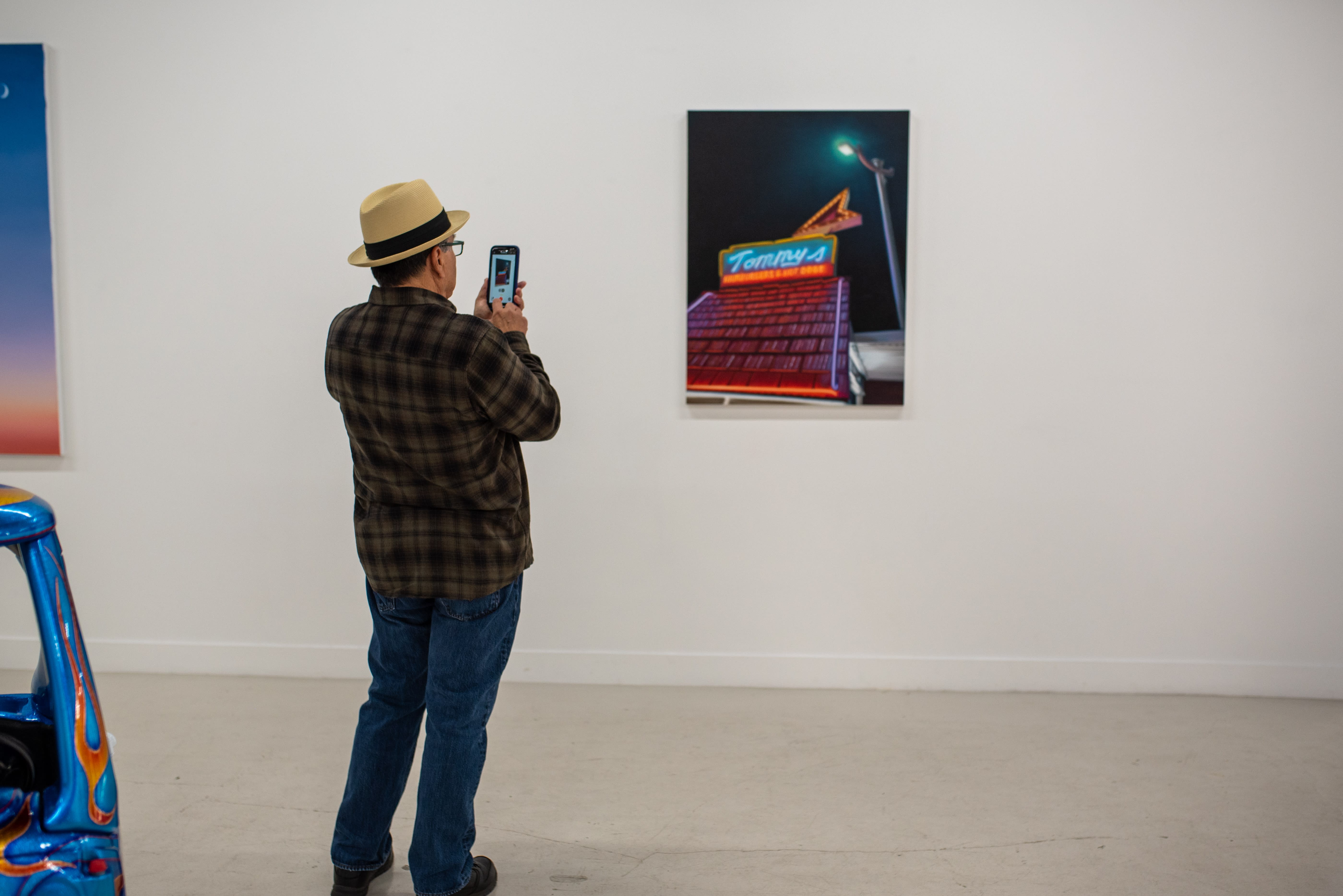 photo of a crowd of people in the art gallery