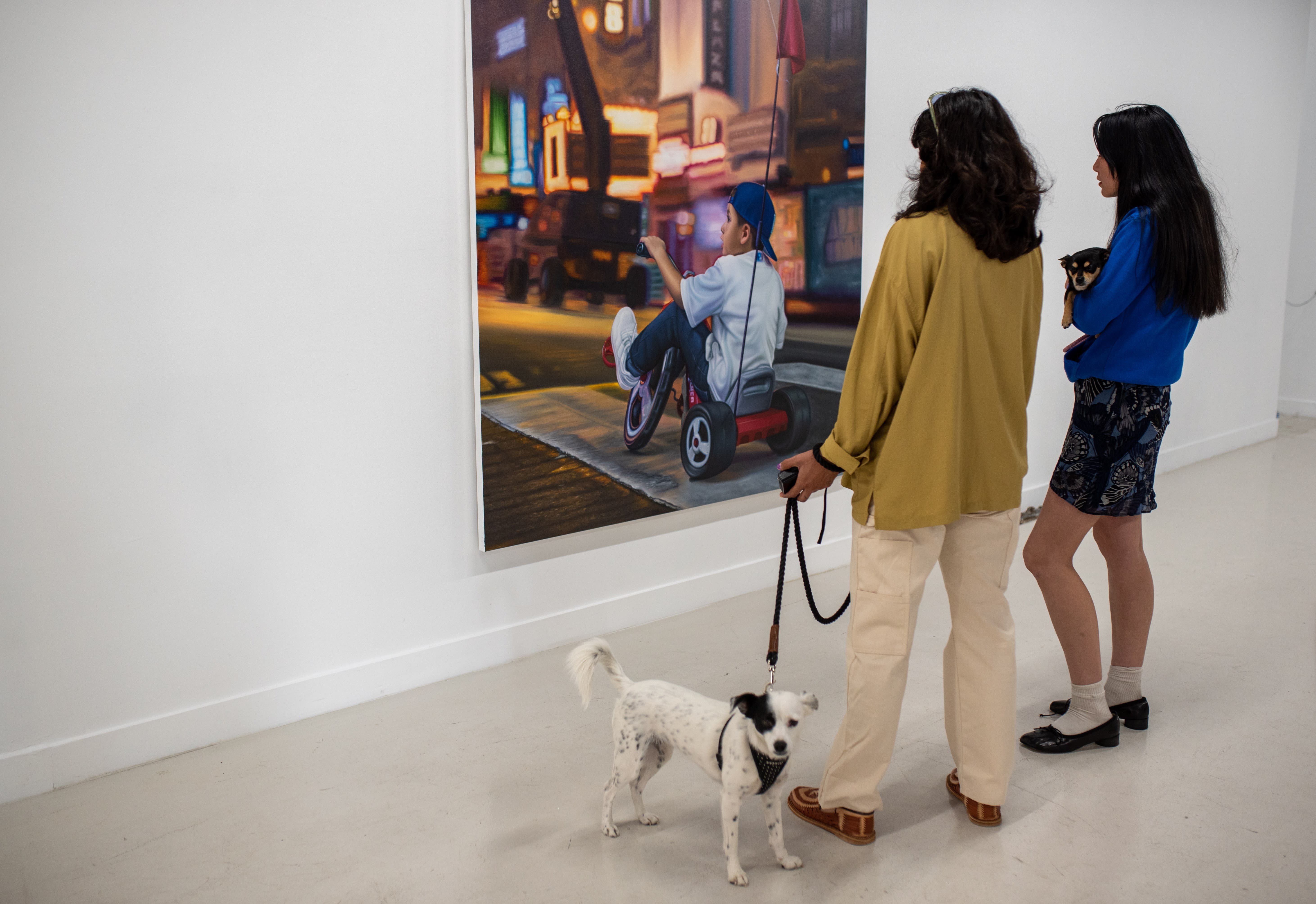 photo of a crowd of people in the art gallery