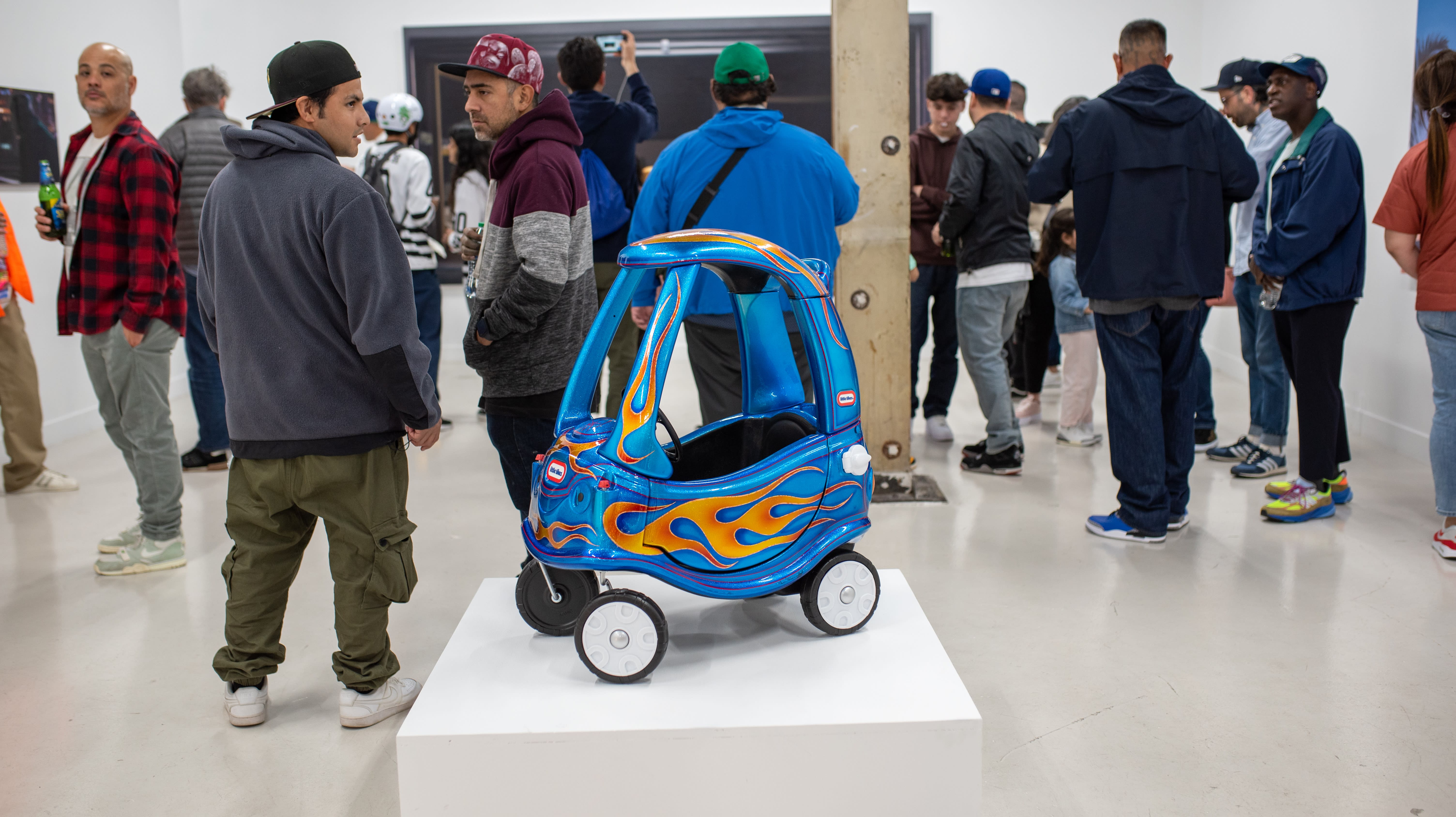 photo of a crowd of people in the art gallery