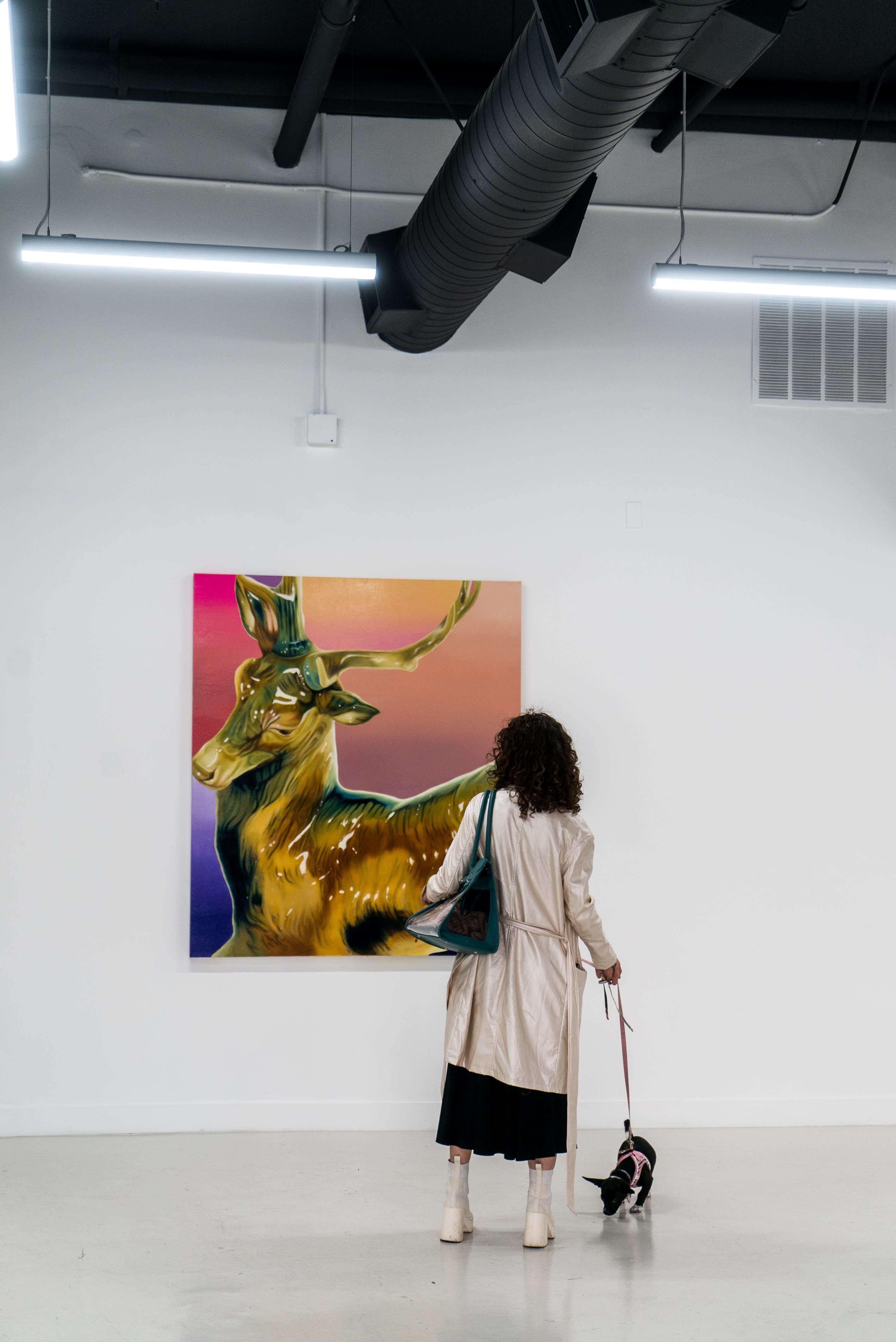 photo of a girl in front of a painting by douglas de souza