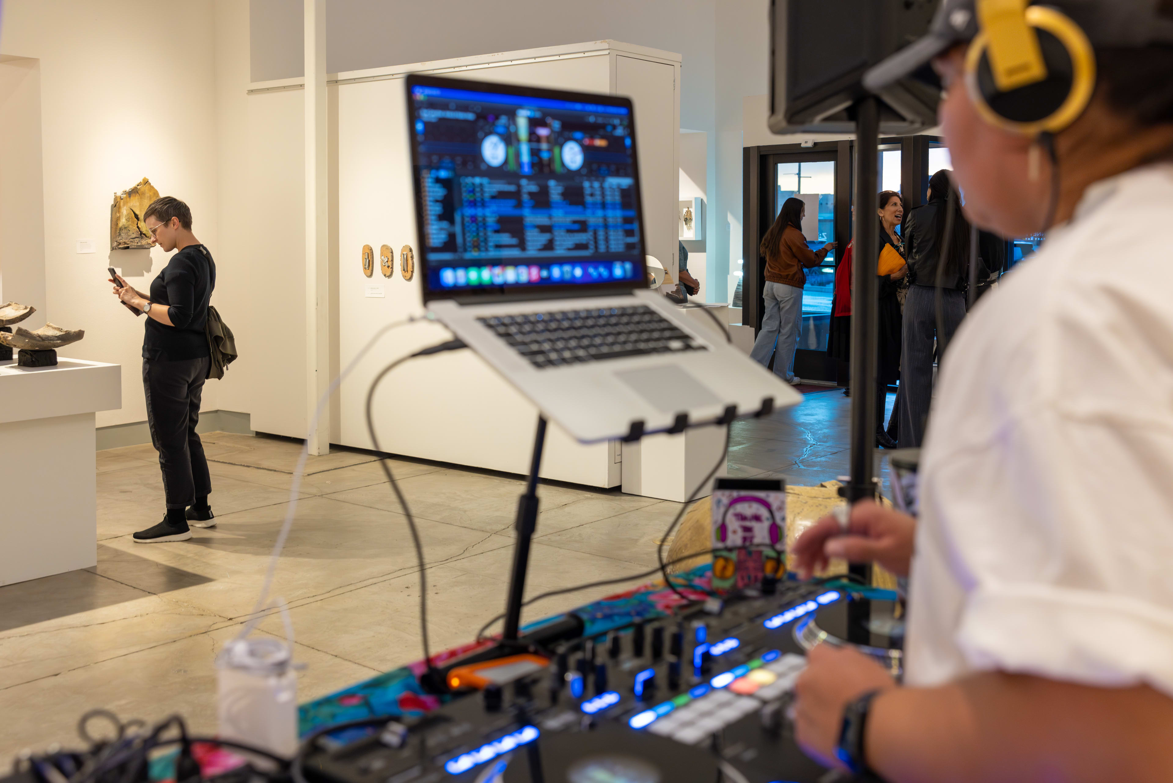 DJ