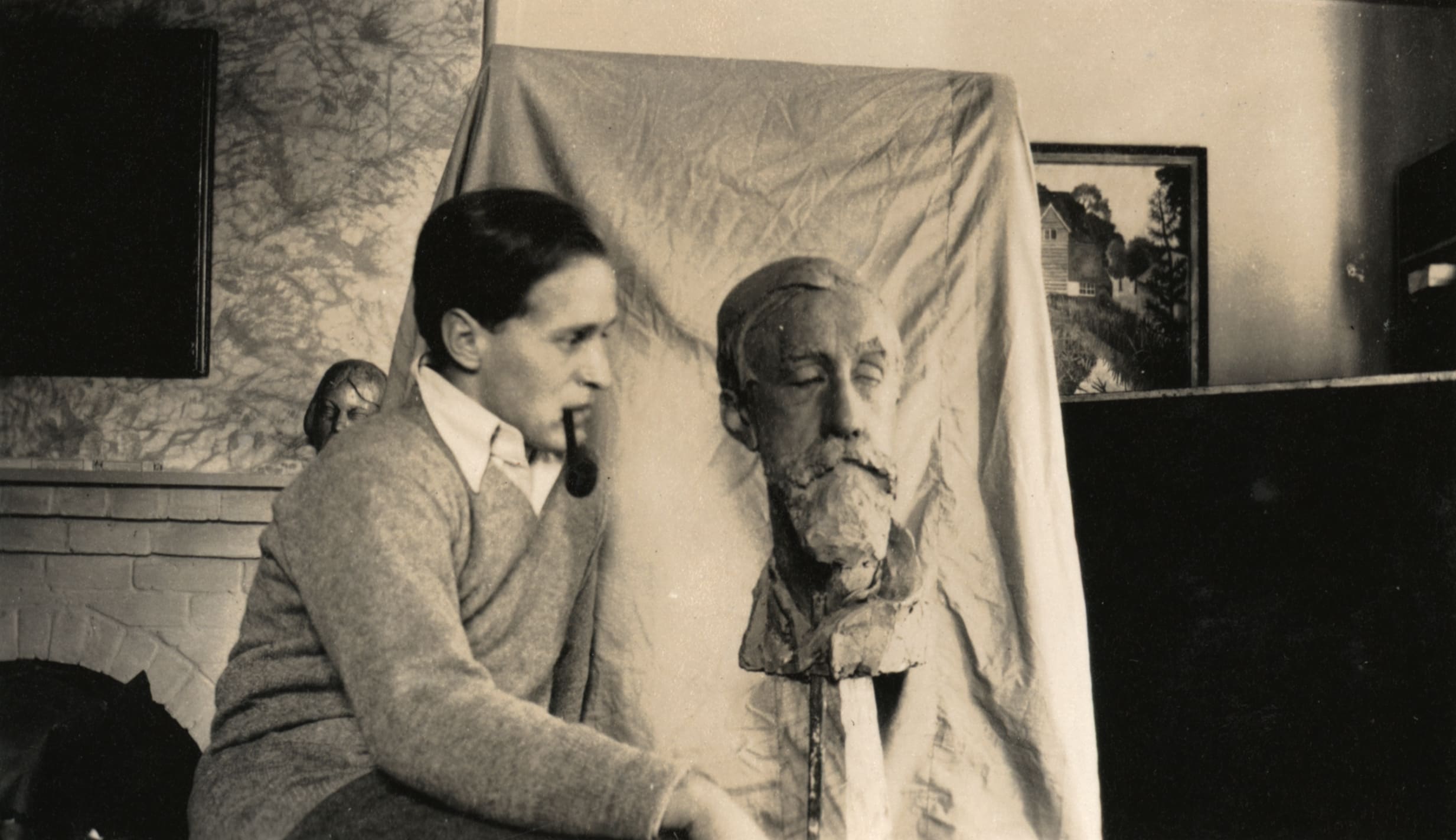 Stephen Tomlin with his bust of Lytton Strachey