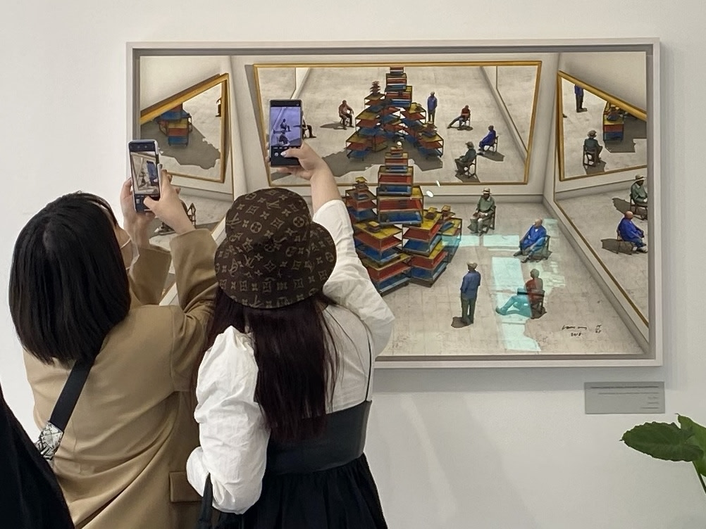 Students looking at Hockney image at Modo gallery