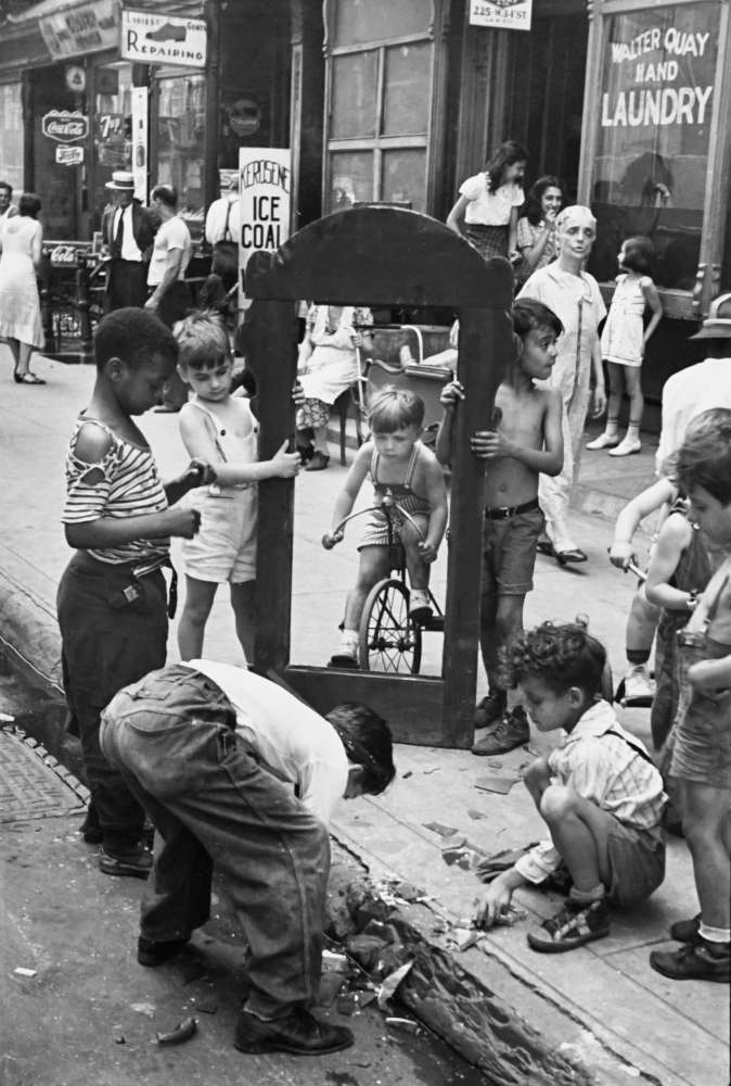 Helen Levitt, New York (Broken Mirror), 1940