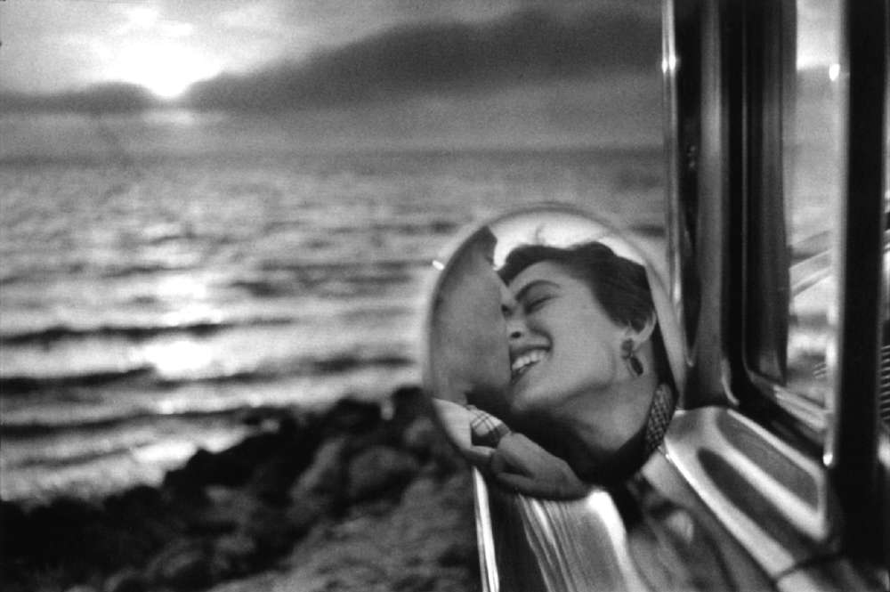 Elliott Erwitt, California Kiss, Santa Monica, CA, 1955