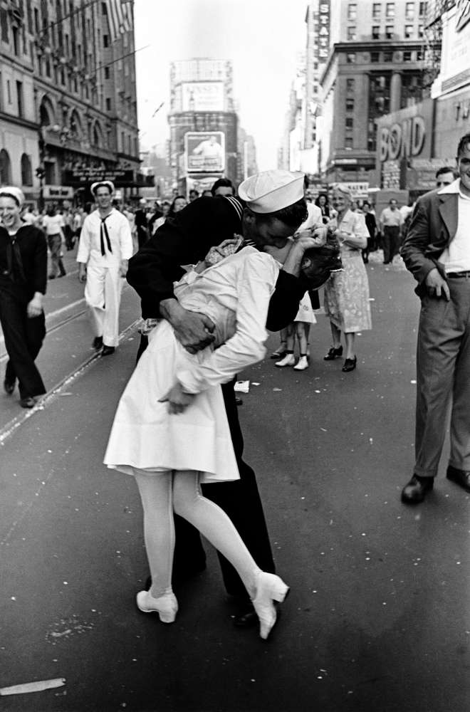 Alfred Eisenstaedt, VJ Day Kiss in Times Square, 1945