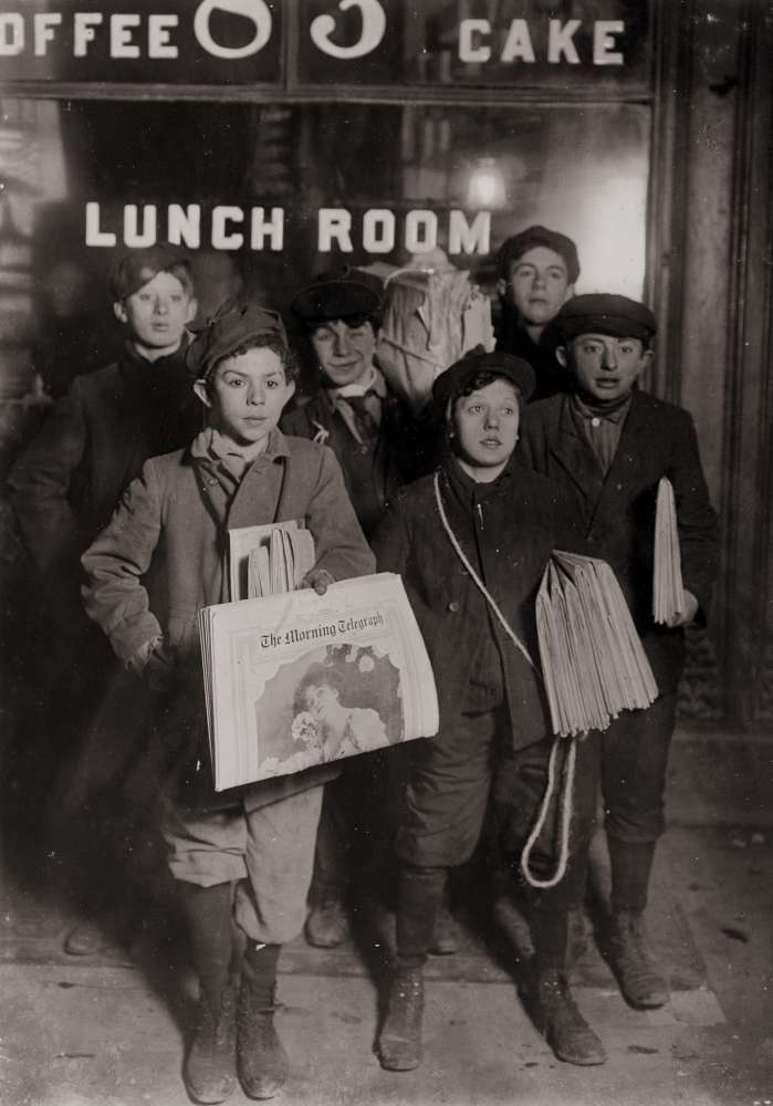 Lewis Hine, Boys Selling Newspapers of Brooklyn Bridge, 1908