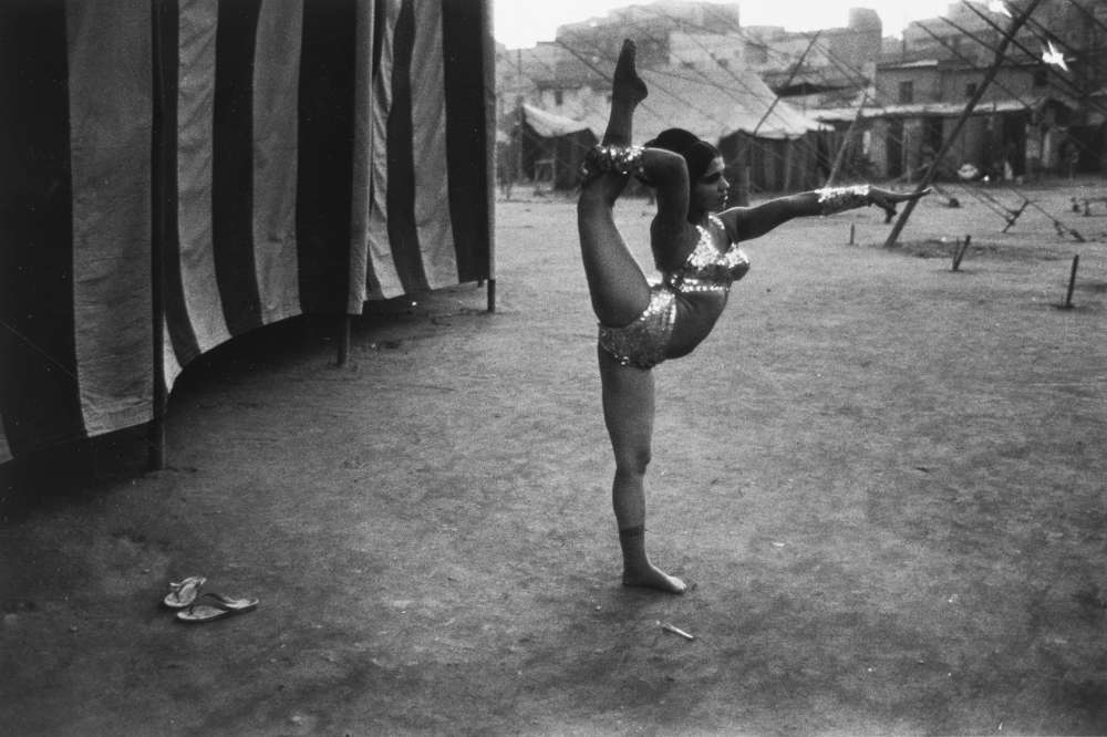 Mary Ellen Mark, Circus Acrobat Rehearsing, Bombay, India, 1974