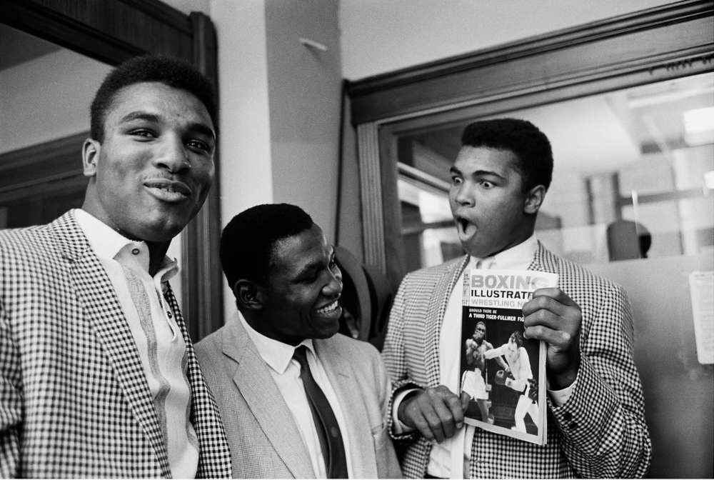 Steve Schapiro, Muhammad Ali Holding Magazine