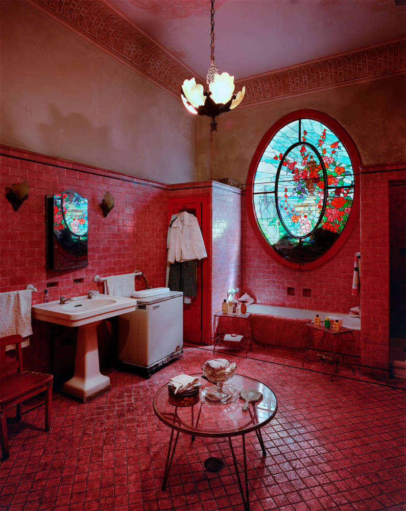 Andrew Moore, Baño Rojo, El Vedado, Cuba