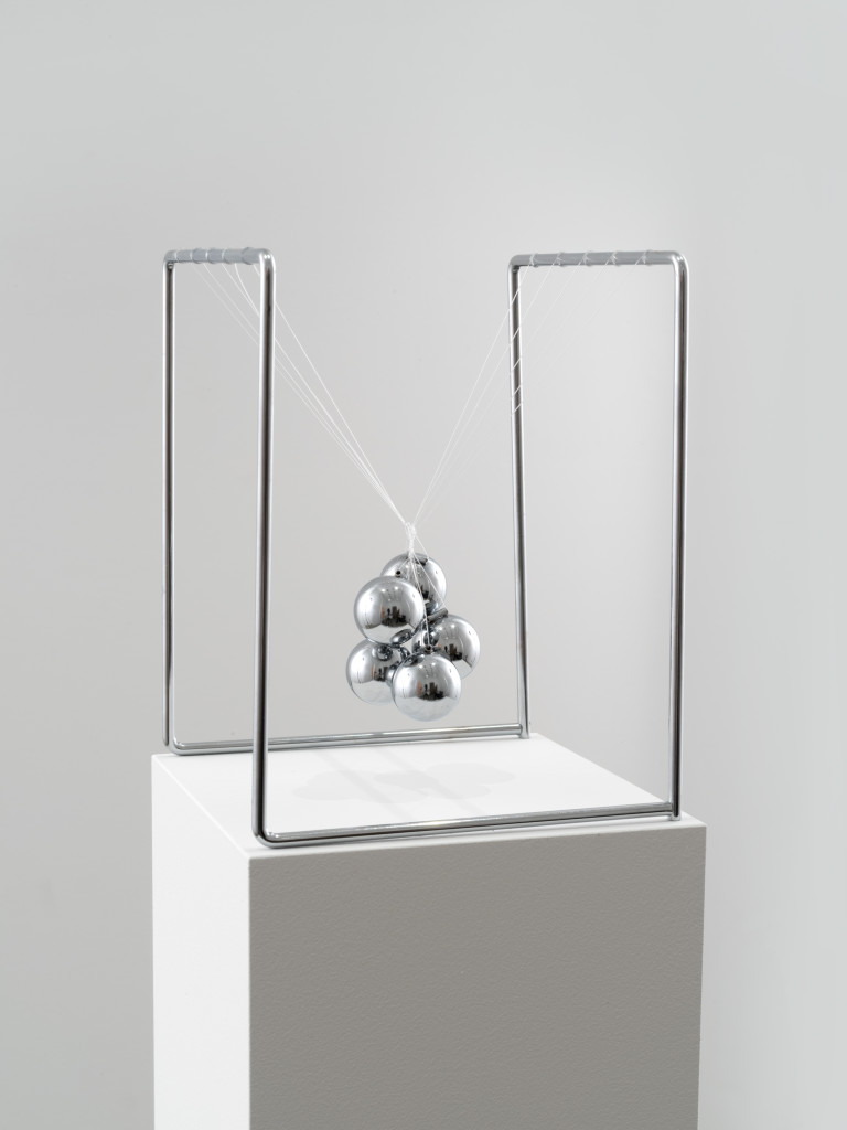 Ceal Floyer, Newton's Cradle, 2017 | Esther Schipper