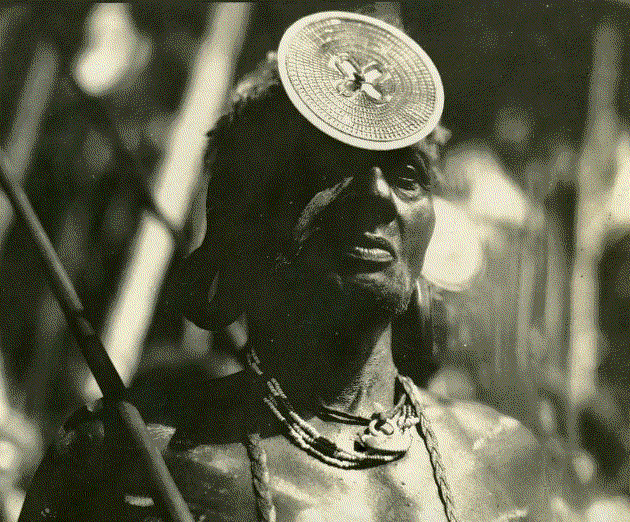 Portrait of a chief wearing a large kapkap on the forehead (ca. 1920). Image courtesy of Galerie Meyer.