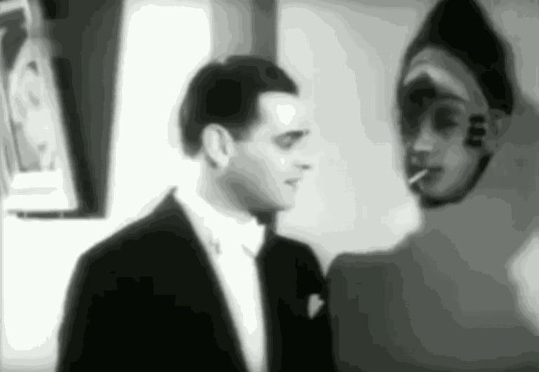 A smoking Punu mask in “Ball im Savoy” (1935)