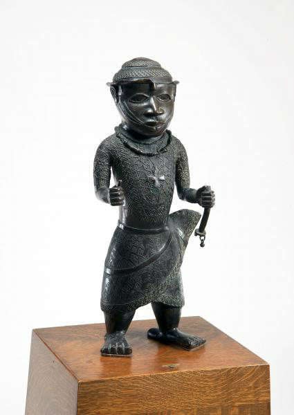Standing male figure. Bini or Edo, Nigeria. Height: 56,5 cm. Image courtesy of The Barnes Foundation (A230).