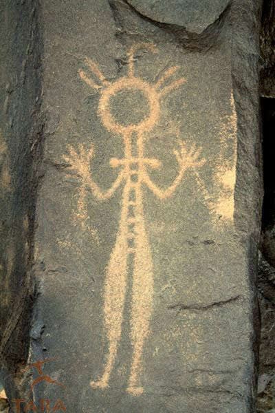 Air Mountain, Niger. Man with necklace, tight fitting clothes and possible sticks in hands. “Bash’ marks on side of rock suggest rock gong. Horse Period. (image courtesy of David Coulson)