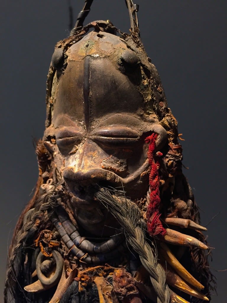 Wè miniature mask, Ivory Coast. Height: 12 cm (34 cm with beard). Peres Projects Collection.