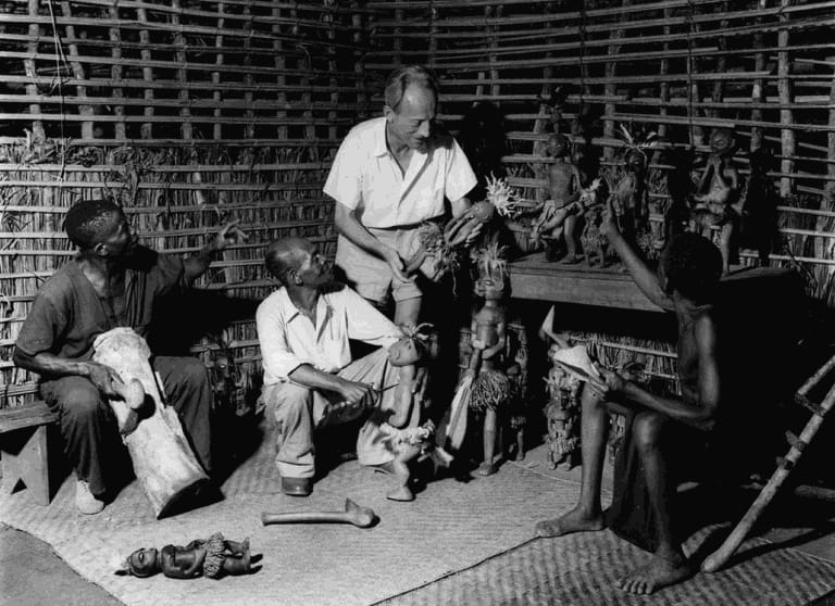 Robert Verly in the atelier of Kaluesha in the region of Tshikapa, ca. 1956. Photo by Carlo Lamote, Inforcongo.