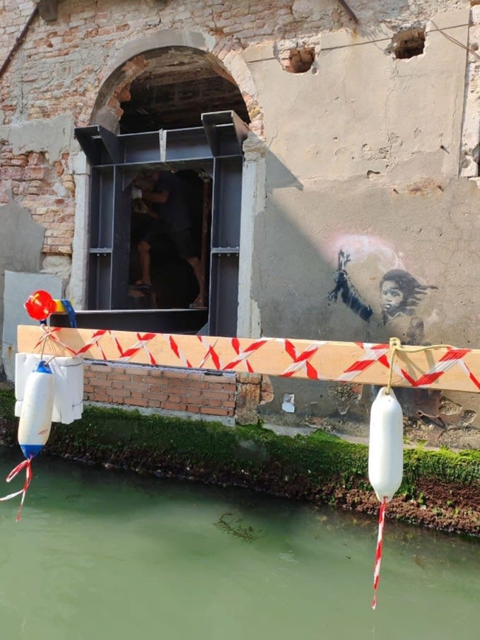 Banksy, The Migrant Child, 2019, Palazzo San Pantalon. Image credit to The Art Newspaper.
