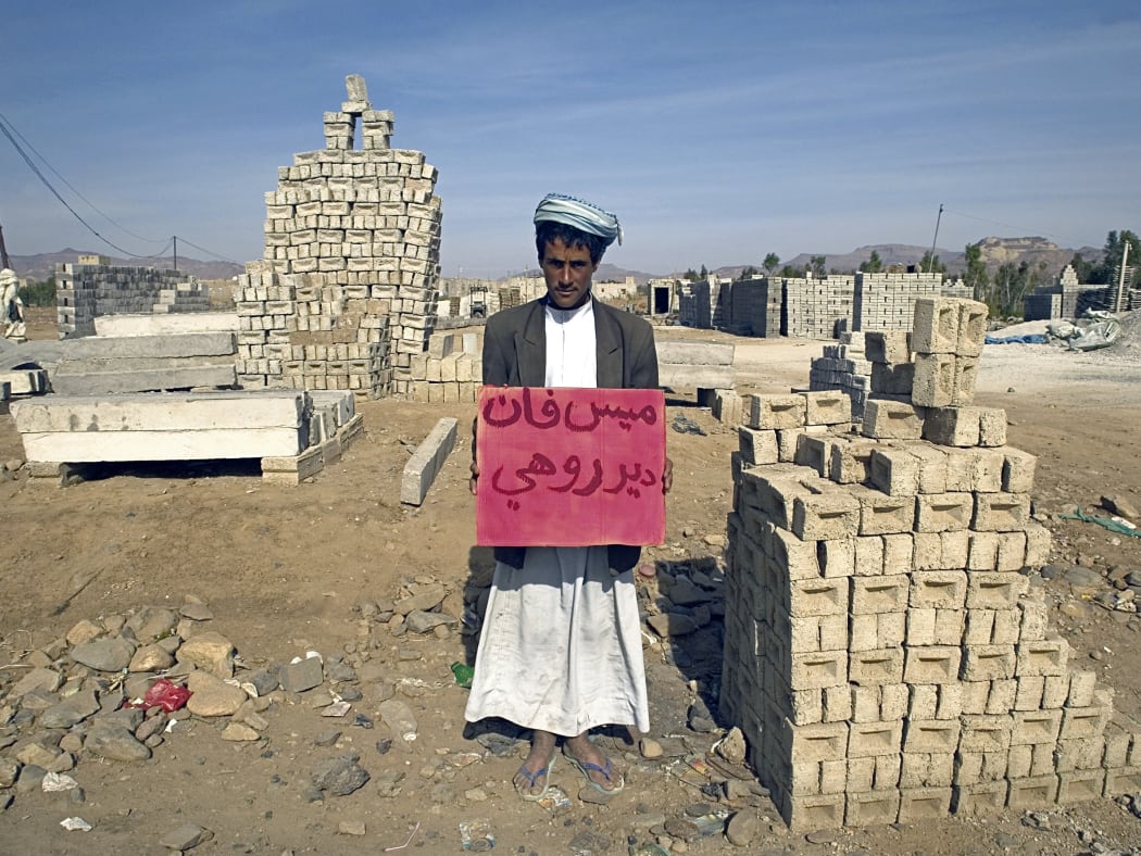 Jordi Colomer, "Arabian Stars. Mies van der Rohe", 2005.