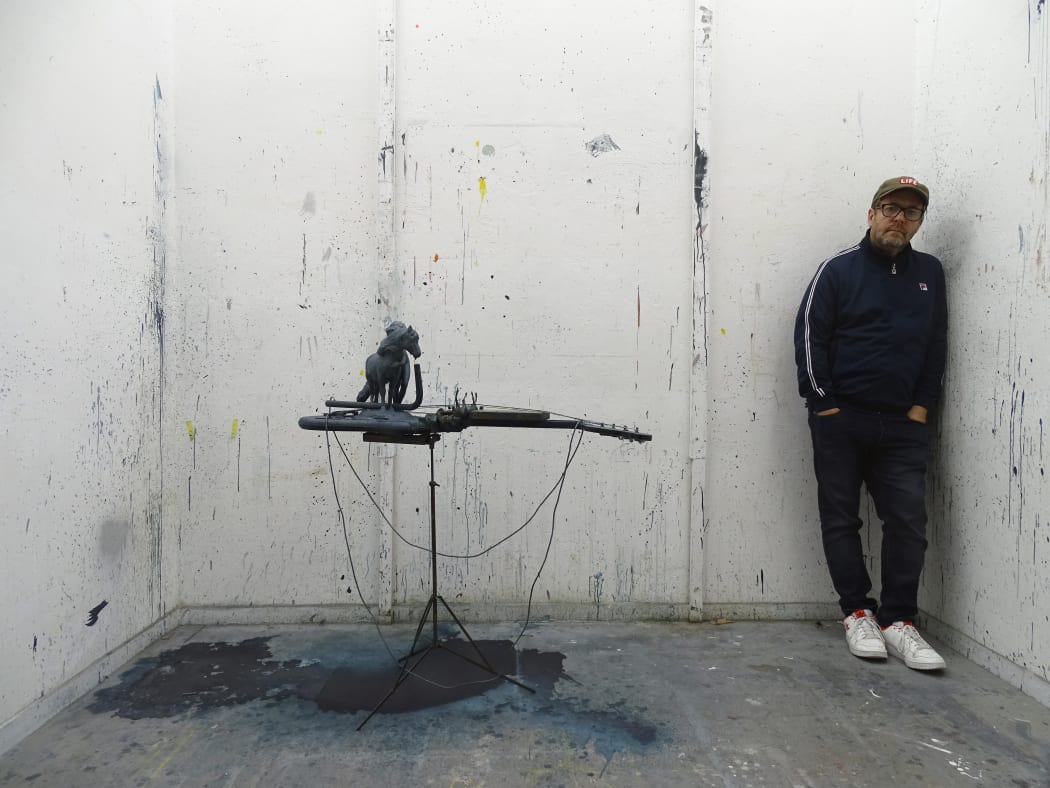 Peter Buechler in seinem Atelier, Berlin / Links: „5th Avenue“, 2023; Gefundene Objekte, Chromespray, Öl und Acrylfarbe