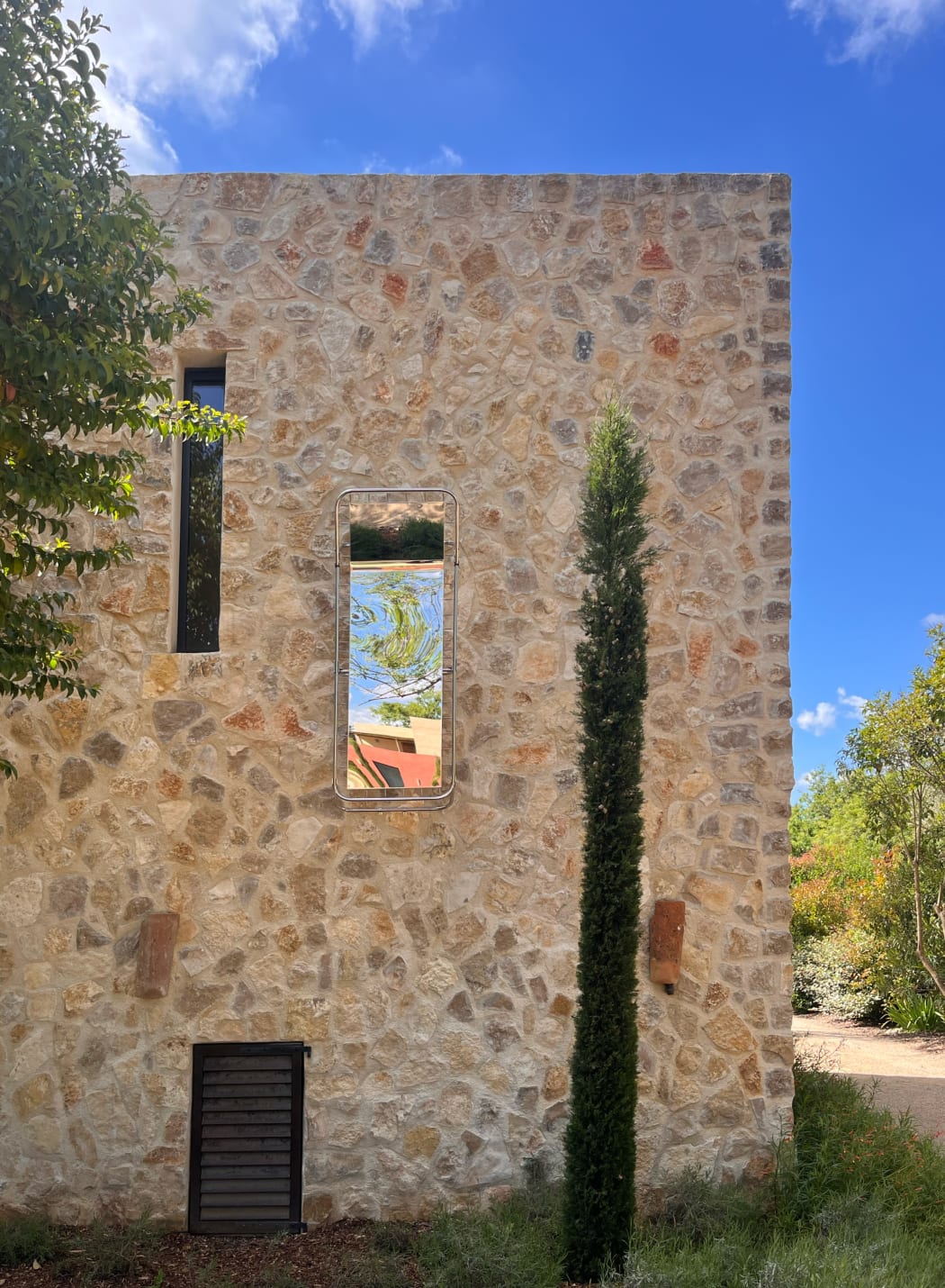 "Magic Bed" installed on the walls of Villa Pénéquet H1