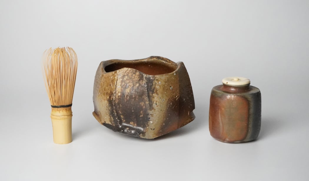 Kakurezaki Ryuichi tea bowl with a tea caddy by Isezaki Mitsuru