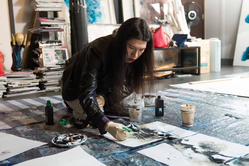 Chloe Ho painting in Wei Ligang's studio