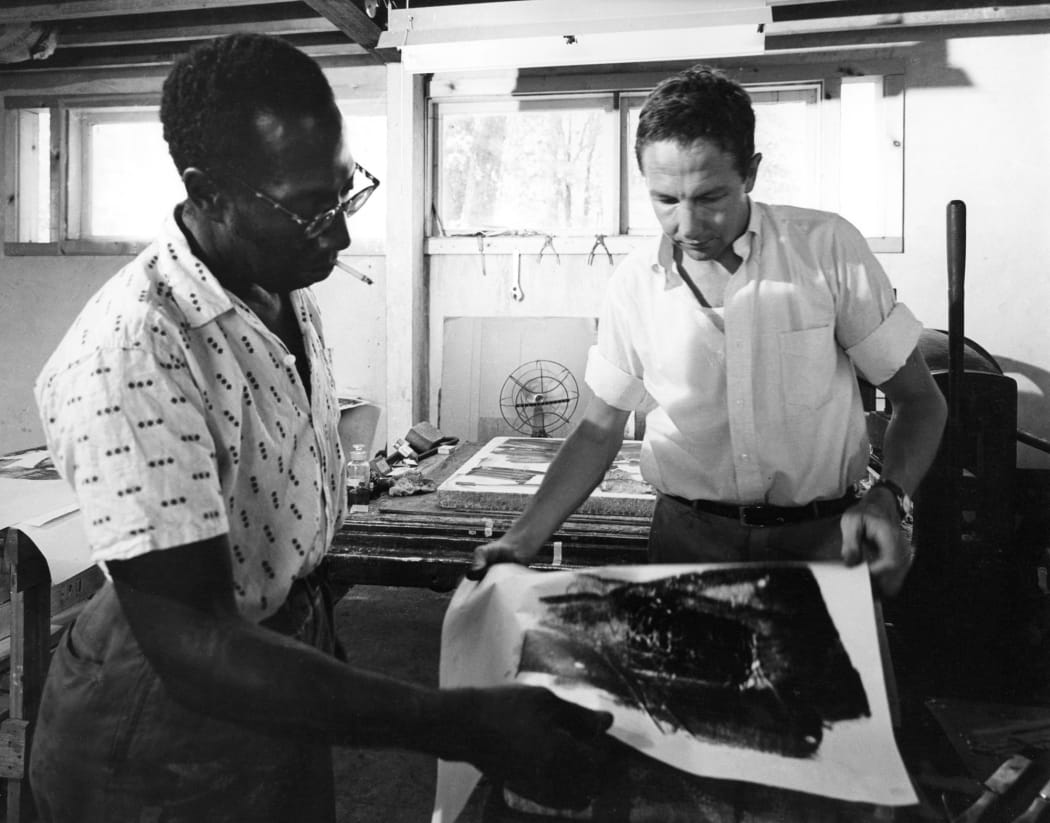 Robert Rauschenberg working with master printer Robert Blackburn at ULAE (Universal Limited Art Editions), West Islip, NY, United States, 1962. Photo: Hans Namuth © Hans Namuth Estate / Courtesy of The Robert Rauschenberg Foundation Archives, New York.