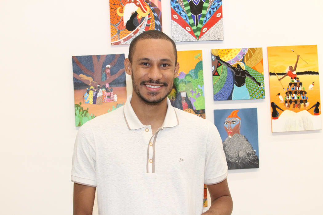 Retrato de Bruno Pinheiro na abertura da exposição do 14º Salão dos Artistas sem Galeria. Foto: Leda Abuhab