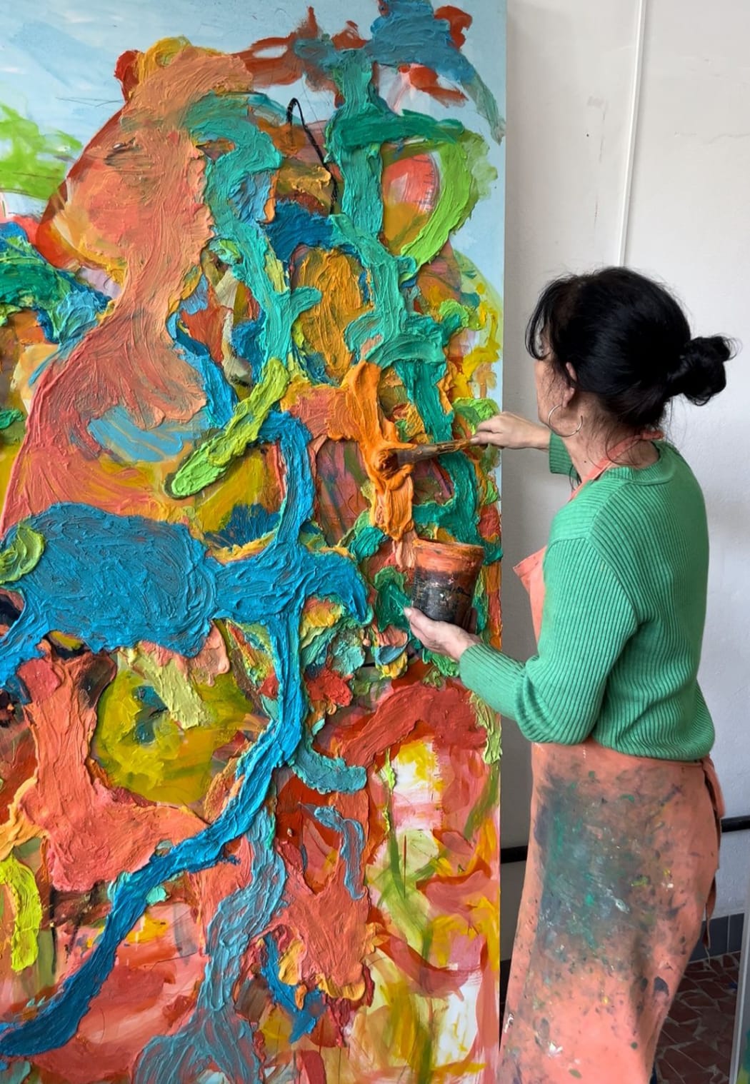 Teresa Viana em seu ateliê.