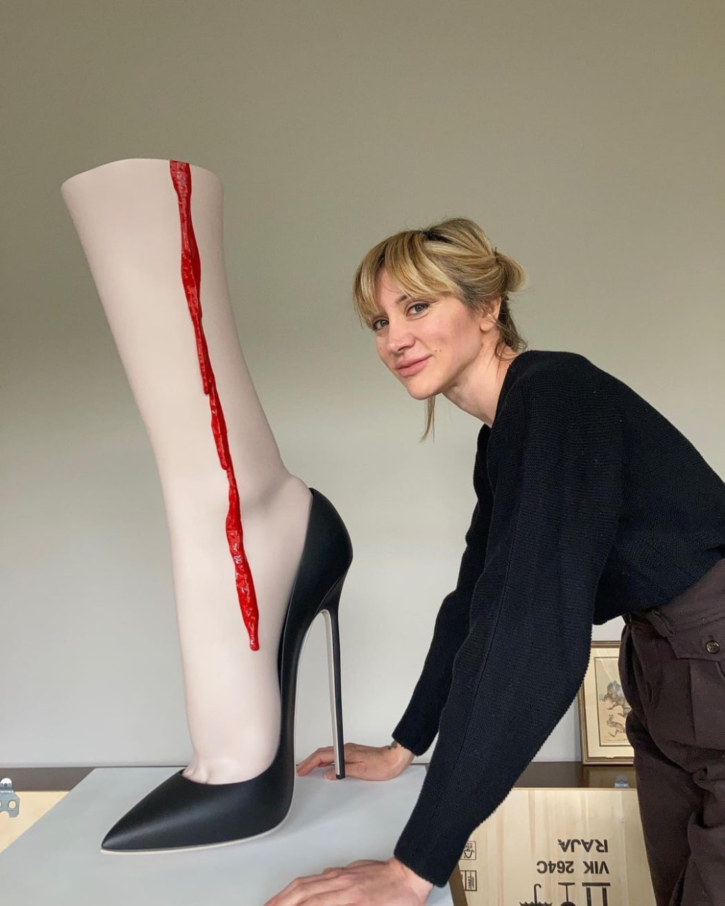 Monica Piloni em seu estúdio. Imagem do instagram da artista