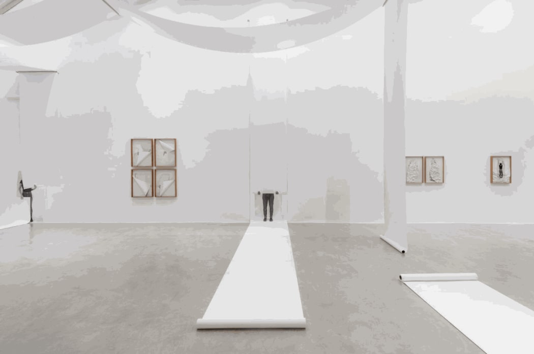 Vista da exposição “Uma, nenhuma e cem mil”, de Celina Portella, na Zipper Galeria