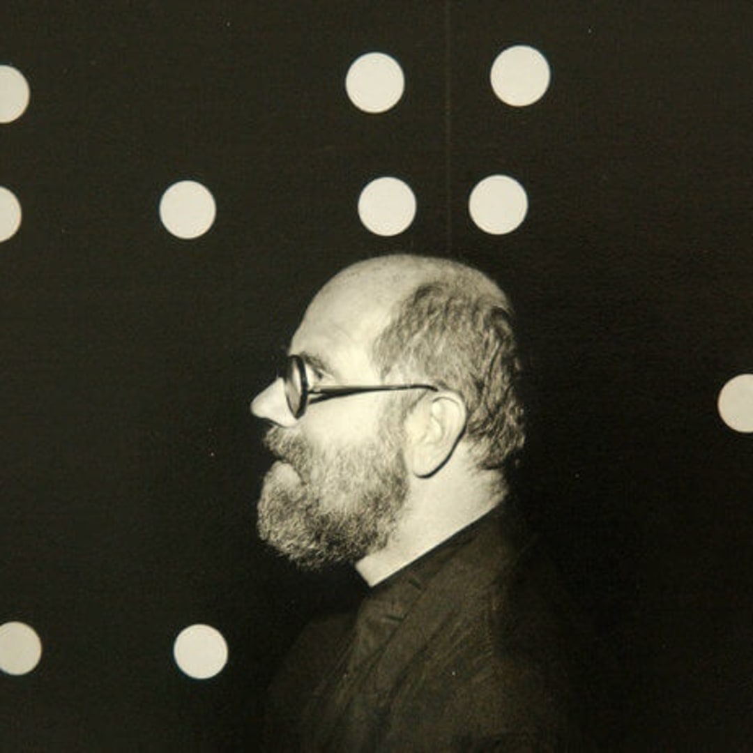 Chuck Close in front of Donald Sultan’s Domino. photo by Walter Weissman