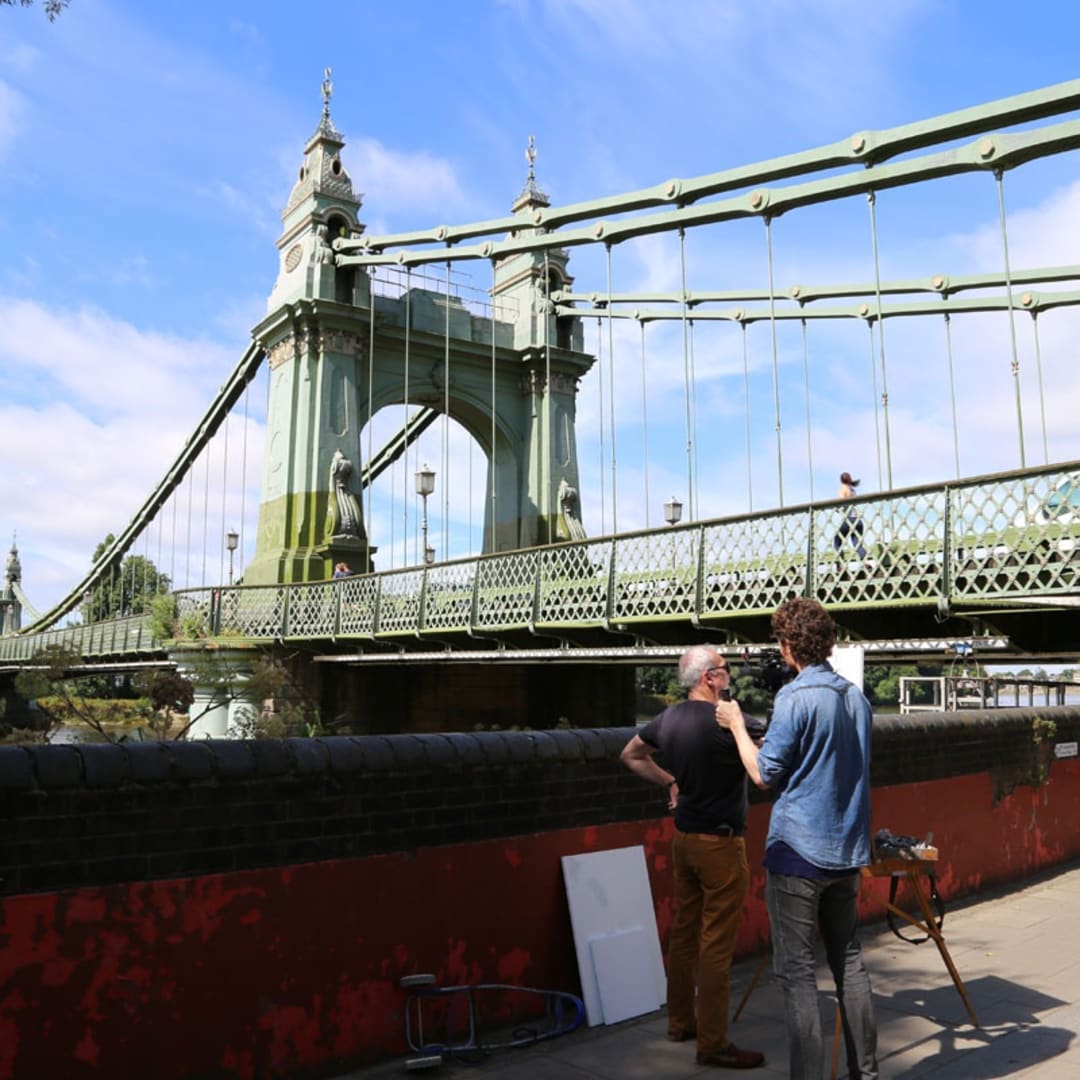 Behind the Scenes of Henjo.tv video featuring Gerard Byrne painting plein air Hammersmith Bridge, Pintar Rapido London 2016