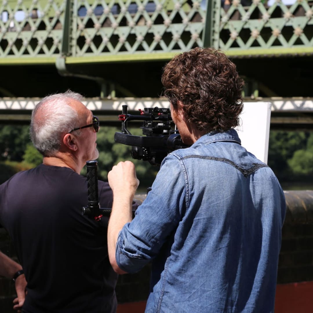 Behind the Scenes of Henjo.tv video featuring Gerard Byrne painting plein air Hammersmith Bridge, Pintar Rapido London 2016