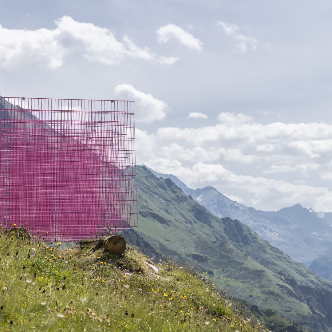 Installation views: Rana Begum and Steve Webb, No.1387 Fence, 2024, Powder-coated fencing, local wooden logs, Verbier 3-D Foundation Sculpture Park.
