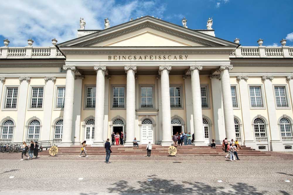 Open Magazine : Decolonising the Curator