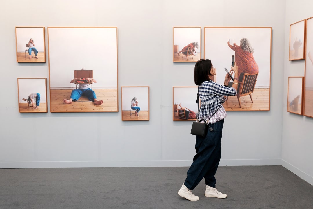 Artnet : Sales Are Slow at Frieze London, But Focus on Fresh Talent Thrills