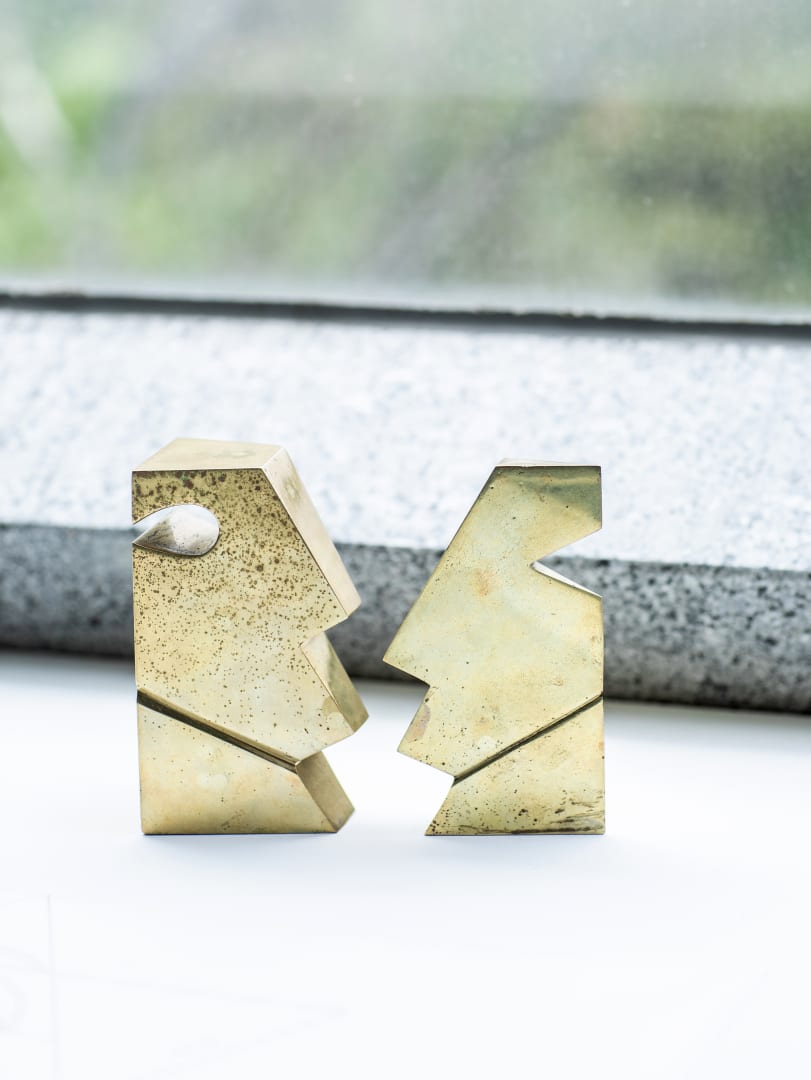Beso, 2015-2022 Patinated bronze 12.5 x 15 x 55 cm