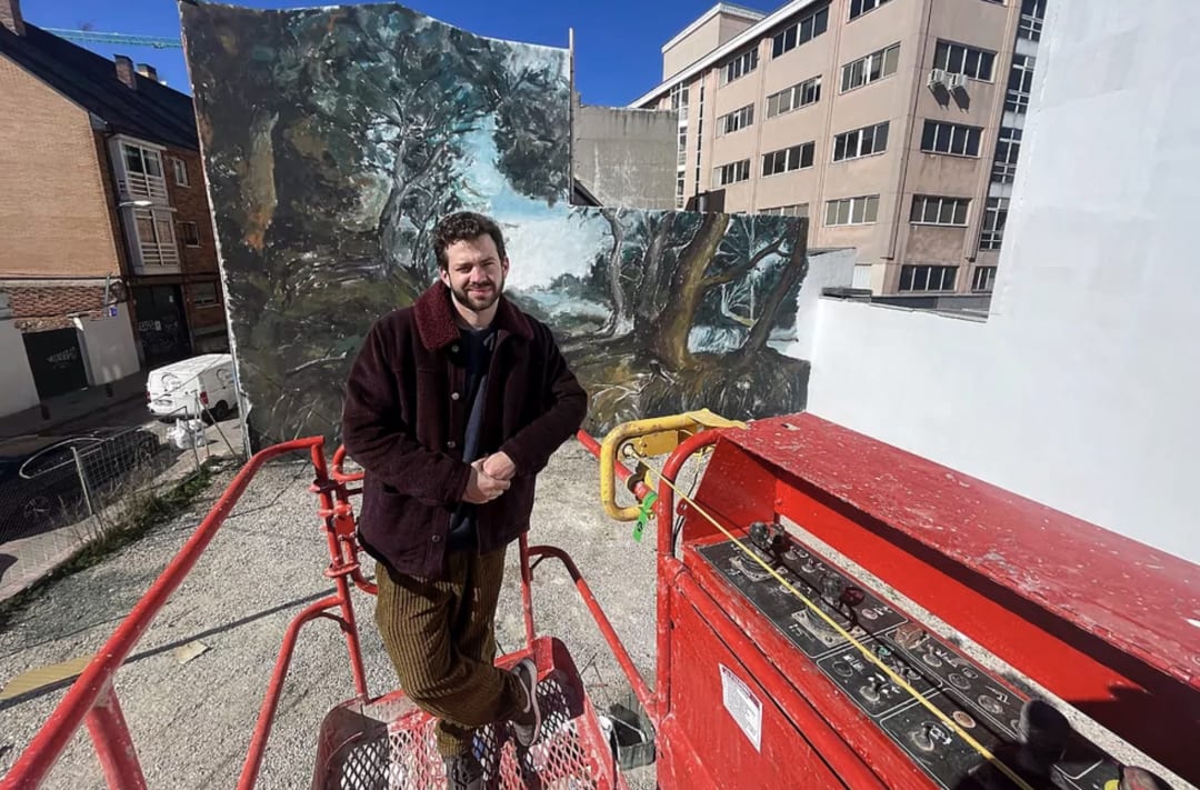 Fer Francés, impulsor de la macrogalería VETA, ante el mural de Santiago Ydáñez. REPORTAJE GRÁFICO: JAVIER BARBANCHO