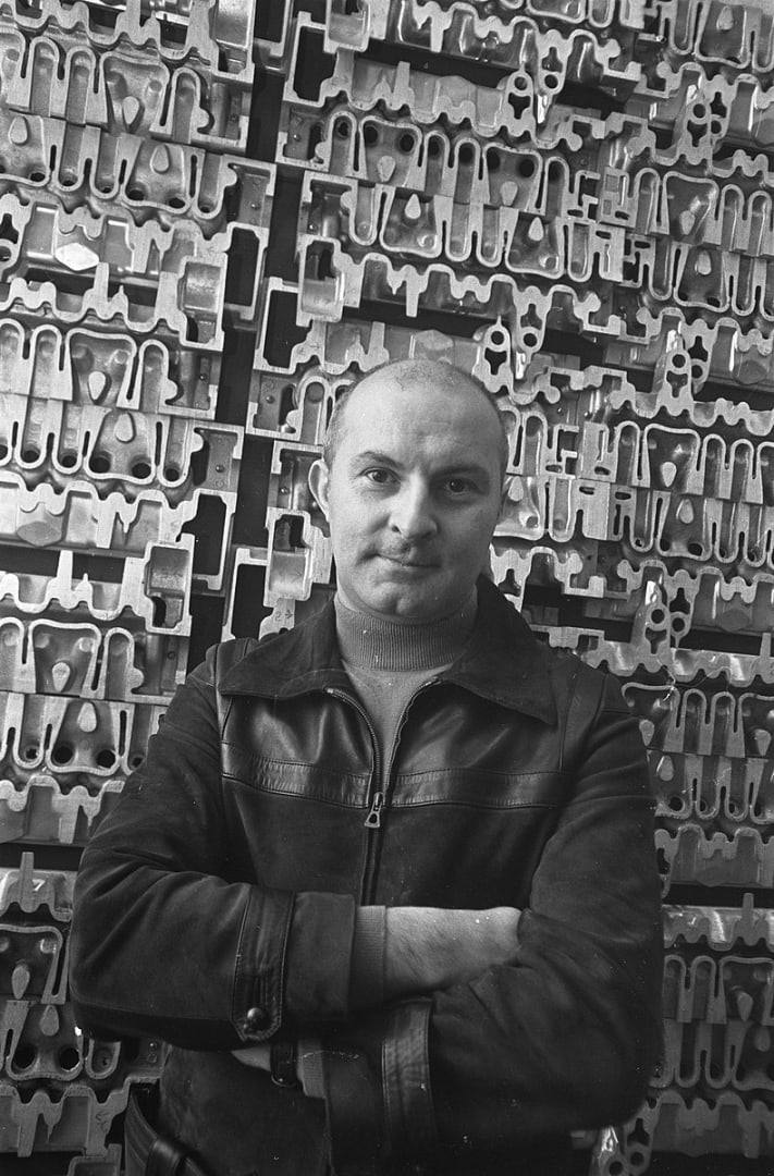 Exhibition in Stedelijk Museum - Arman with one of his "accumulations", March 10, 1969. Image: Creative Commons CC0 1.0 Universal Public Domain Dedication.