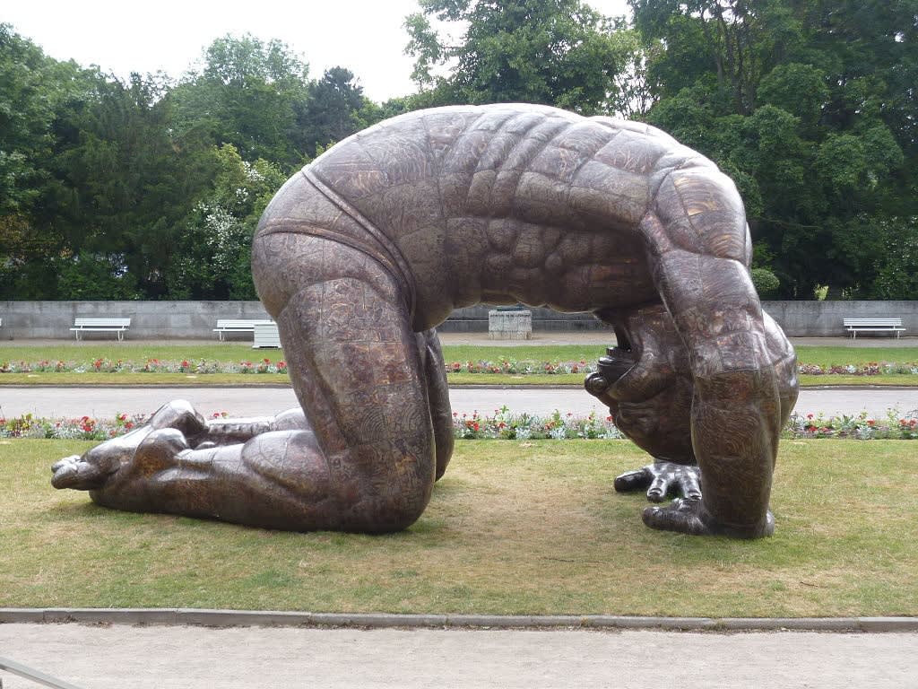 Sculpture "Bending" von Yue Minjun during the exposition "CHINA 8", NRW-Forum Düsseldorf. Photo by Catatine, 20 June 2015, licensed under the Creative Commons Attribution-Share Alike 3.0 Unported, 2.5 Generic, 2.0 Generic and 1.0 Generic license.