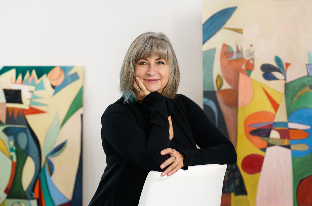 Headshot of abstract artist Leslie Allen, fair skinned artist with blunt silver bob posing with hand under chin. Photo credit to Kennedy Contemporary art gallery and consulting in Newport Beach