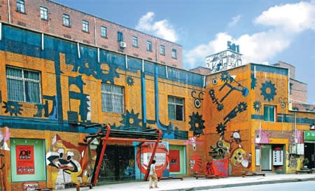 Buildings on Huangjueping's 'Graffiti Street' in southwest China's Chongqing. Jing Aiping / for China Daily
