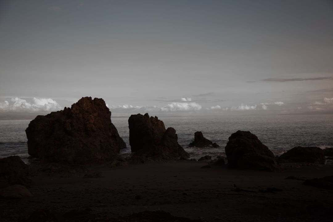 Layla Motta: 'Onde a Borda é Segredo e a Profundidade, Silêncio'